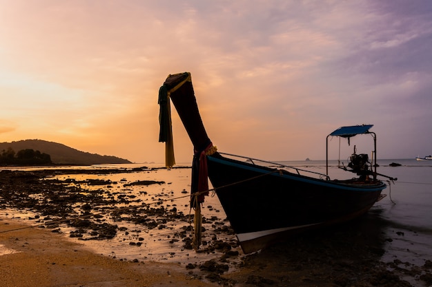 Piccola barca da pesca sulla spiaggia la sera