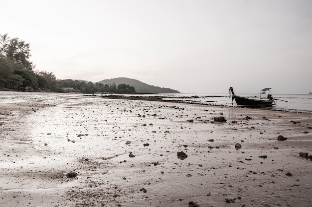 Piccola barca da pesca sulla spiaggia la sera