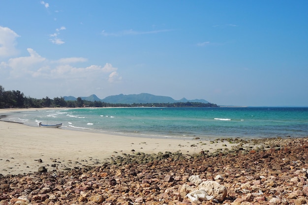 Piccola barca da pesca sulla spiaggia tropicale blu cielo. Mare delle Andamane, Thailandia