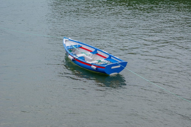 Piccola barca di legno pronta per andare a pescare in mare