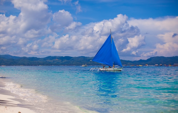 Piccola barca in mare aperto sull'isola di Boracay