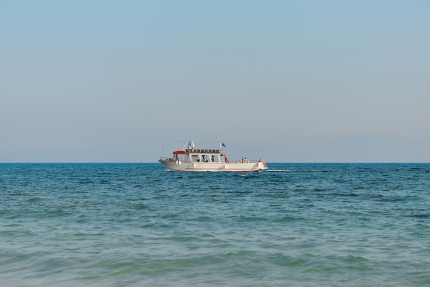 Piccola barca in mezzo al mare in una giornata limpida cielo.