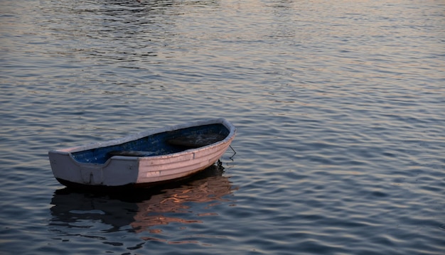 Piccola barca sulla riva al tramonto