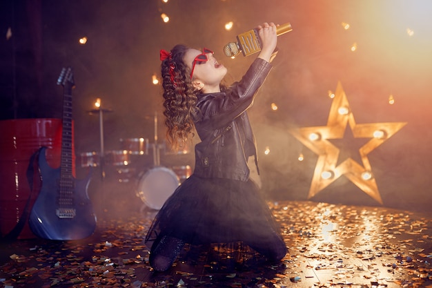 Piccola bella ragazza che canta nello studio di registrazione