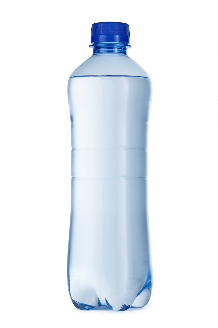 Foto piccola bottiglia di acqua minerale in plastica isolata su bianco