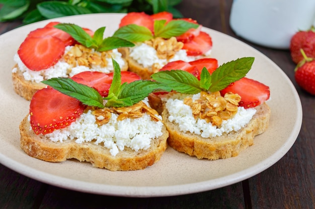 Piccola bruschetta con cagliata e fragole fresche alla menta