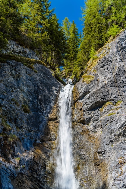 Piccola caduta d'acqua nella foresta delle Alpi Davos Graubuenden Switzerlan