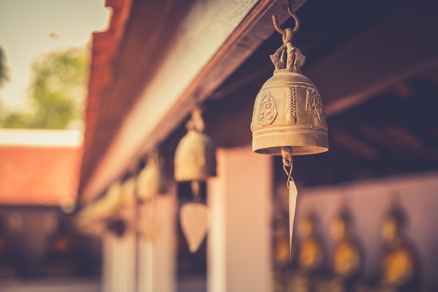 Piccola campana appesa sotto il tetto del tempio.