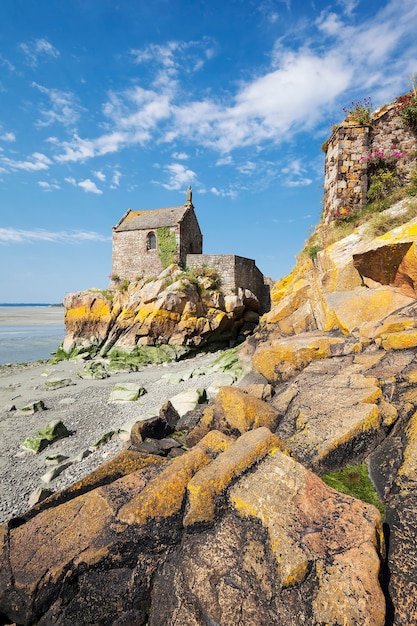 Piccola cappella dietro Mont-Saint-Michel, Francia