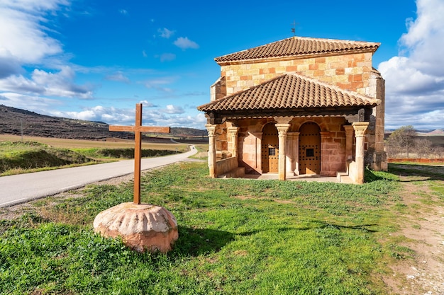 Piccola cappella in pietra in stile medievale accanto alla strada d'ingresso di Palazuelos Guadalajara