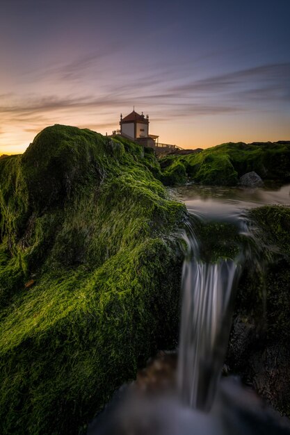 Piccola cappella sulle rocce