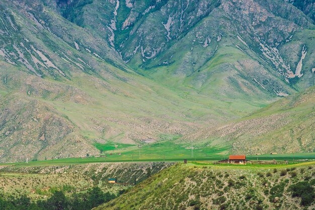 Piccola casa di paese solitario con tetto rosso vicino al precipizio