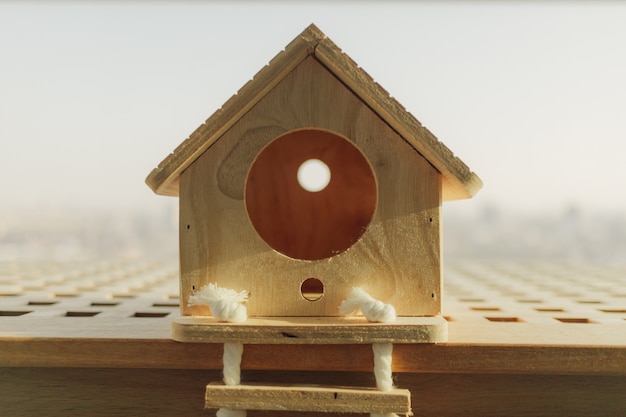 Piccola casa in legno per piccoli animali domestici nel concetto di acquisto di una casa da sogno.