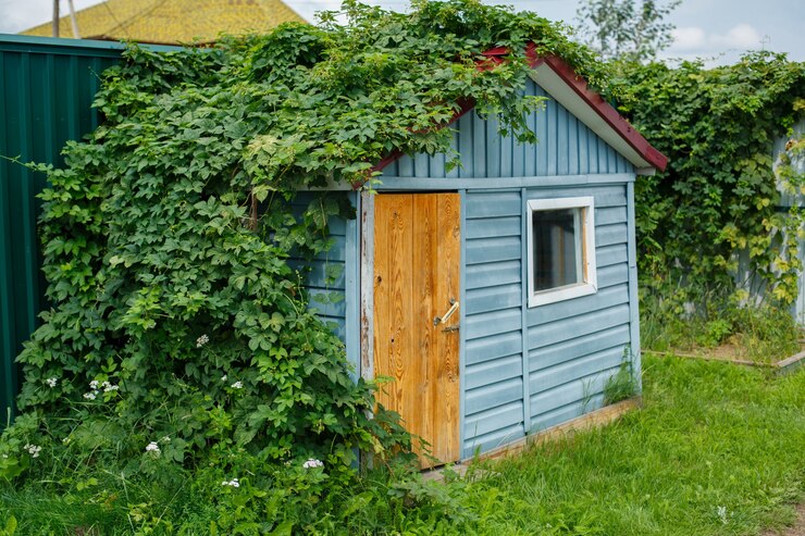 Piccola casa per bambini cottage con erba che cresce sul tetto