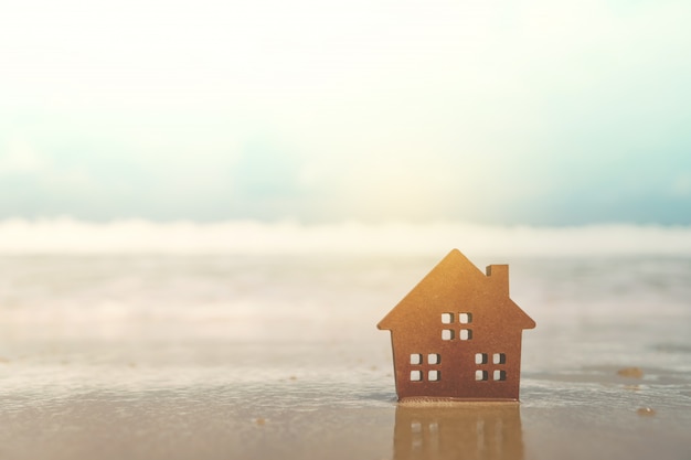 Piccola casa su una spiaggia sabbiosa