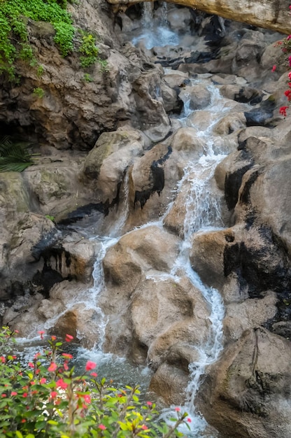 Piccola cascata di fiume tra alcune rocce marroni