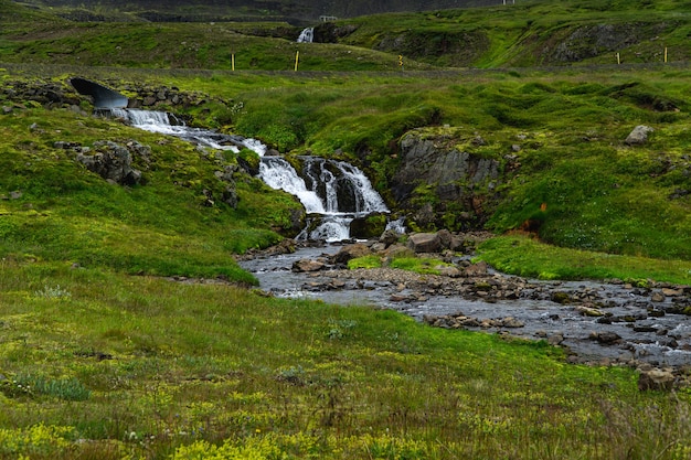 Piccola cascata in una curva sulla tangenziale in Islanda