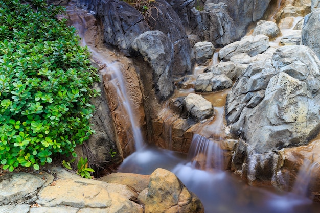 piccola cascata nel parco