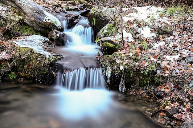 Piccola cascata nel torrente camarate granada