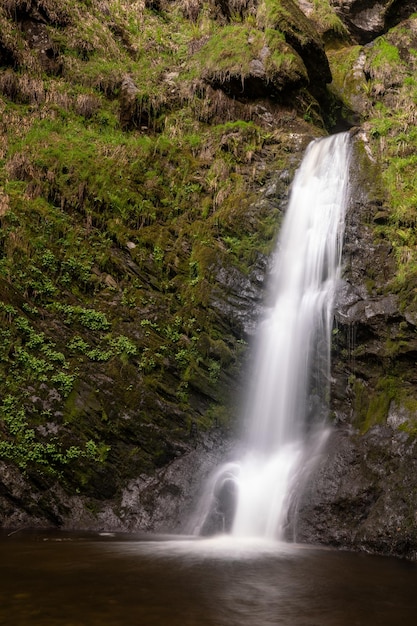 Piccola cascata nella cascata di Pistyll Rhaeadr in Galles