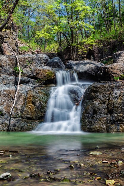 Piccola cascata nella foresta vicino a Vladivostok, Russia