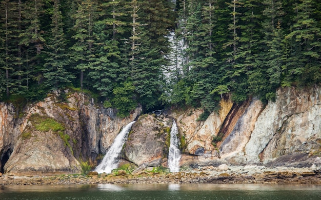 Piccola cascata sulla costa dell'Alaska.