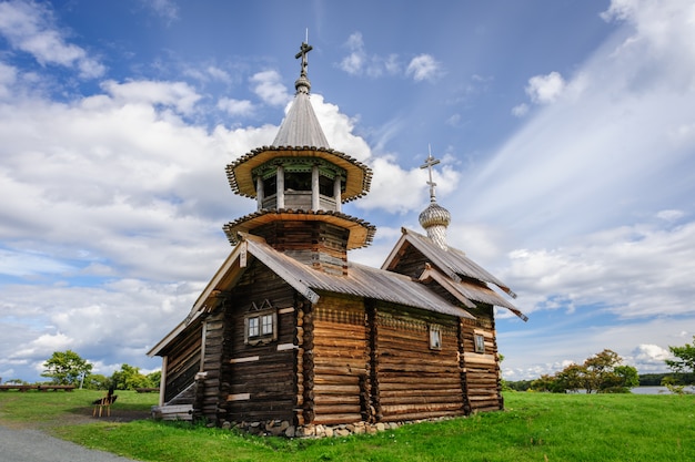 Piccola chiesa di legno a Kizhi, in Russia