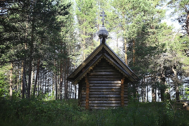 piccola chiesa di legno nella foresta, paesaggio estivo, concetto di fede ortodossa nativa