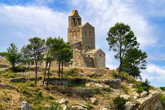 Piccola chiesa in alta montagna della Costa Brava di Girona. Sant Pere de Rodes.