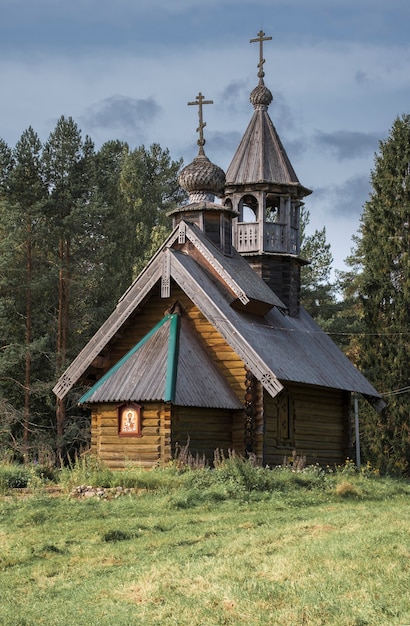 Piccola chiesa ortodossa antica di legno