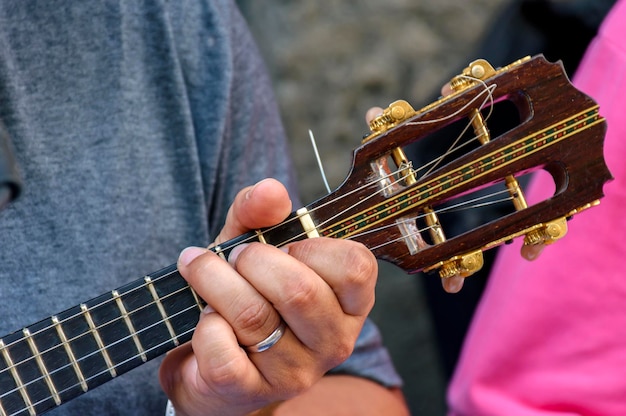 Piccola chitarra a quattro corde chiamata cavaquinho in Brasile e usata nella samba e nel chorinho