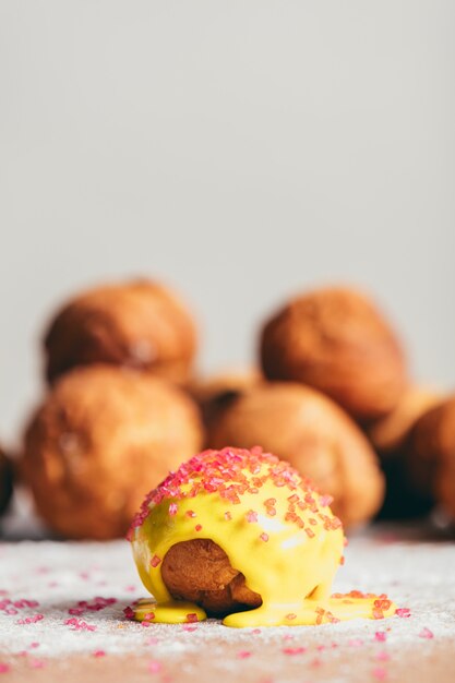 Piccola ciambella gialla che si posa sul tavolo della cucina