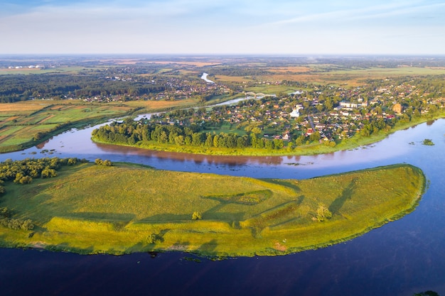 Piccola città Dzisna con un'isola dove molto tempo fa c'era un antico castello