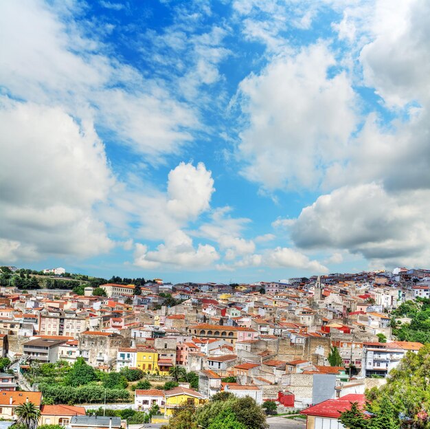 Piccola città italiana sotto un cielo nuvoloso Girato in Sardegna