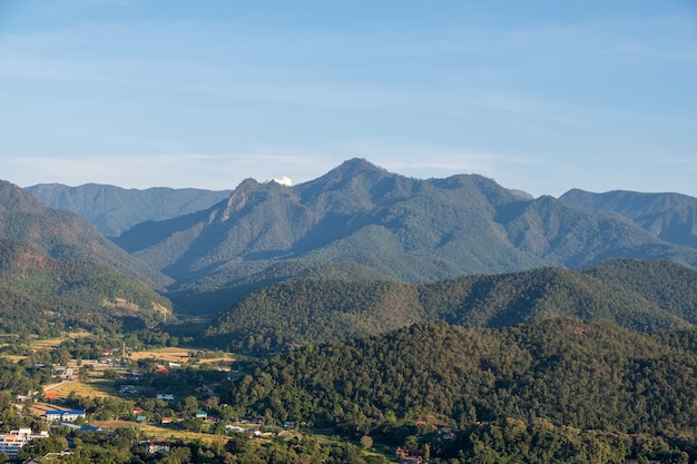 Piccola città locale la sera con la luce soffusa.