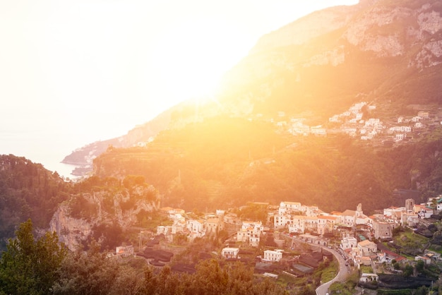 Piccola cittadina in montagna vista da Ravello sulla Costiera Amalfitana in Italia