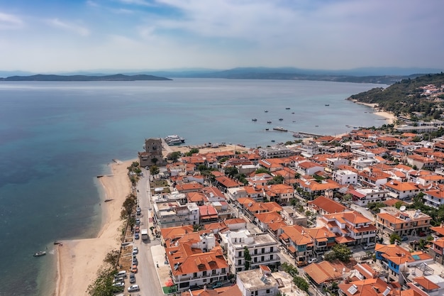 Piccola cittadina mediterranea in riva al mare con strade diritte ed edifici bianchi sotto i tetti di tegole