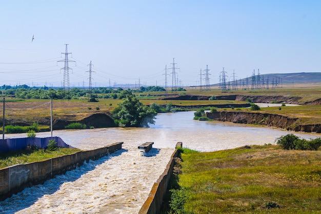 Piccola diga con rapide che scorrono acqua