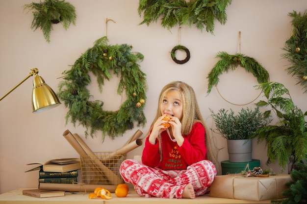 Piccola donna sveglia in pigiama di Natale pigiama