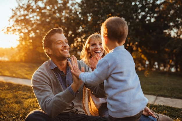 Piccola famiglia carina che si diverte all'aperto