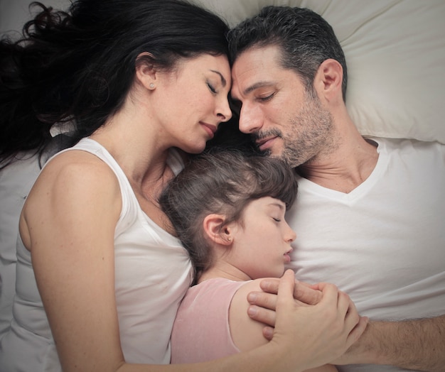 Piccola famiglia che dorme insieme