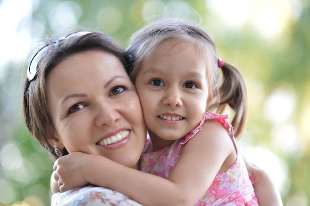 Piccola figlia con sua madre