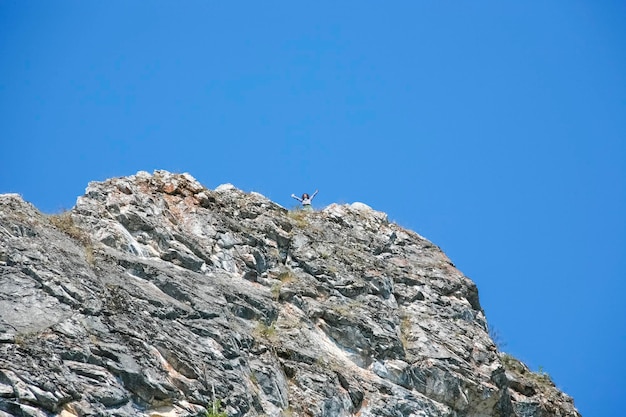 Piccola figura su una roccia