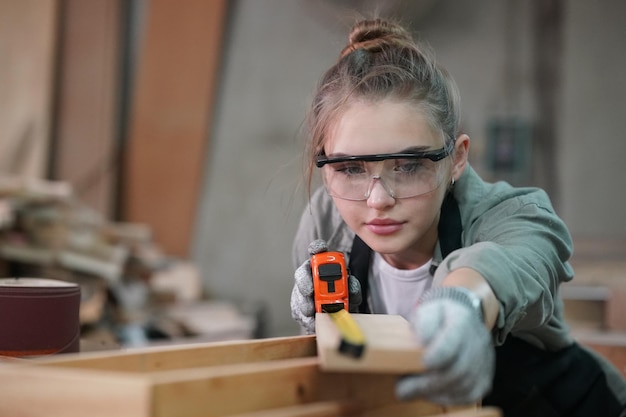 Piccola impresa di una giovane donna Attraente giovane donna falegname designer lavora in officina