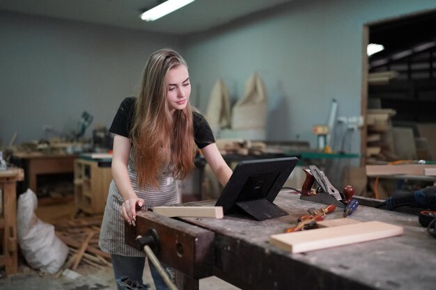 Piccola impresa di una giovane donna in background workshop mobili