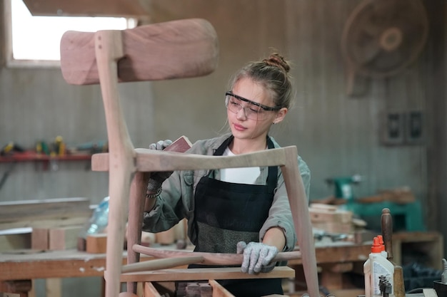 Piccola impresa di una giovane donna in background workshop mobili