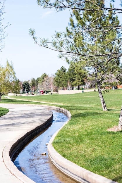 Piccola insenatura e sentiero nel parco urbano.