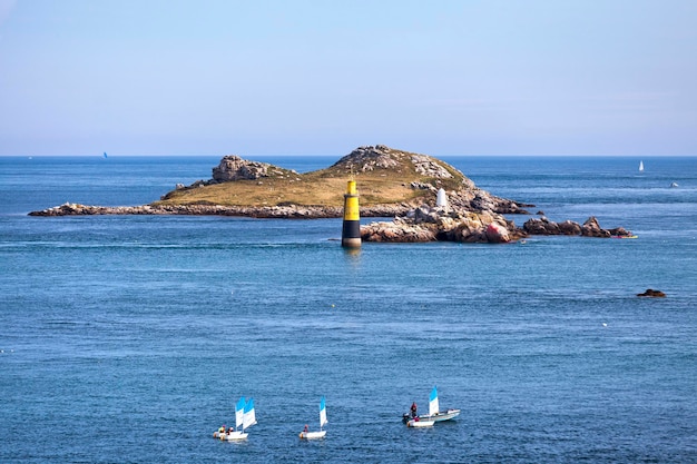 Piccola isola al largo della costa di Roscoff in Bretagna