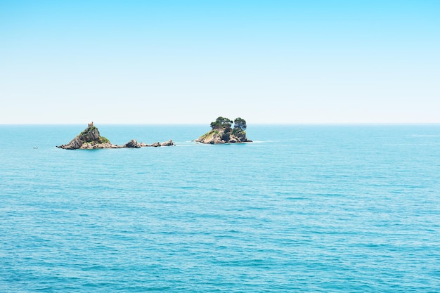 Piccola isola con il vecchio tempio solitario vicino a Petrovac, Montenegro. Mare Adriatico. Famosa destinazione di viaggio