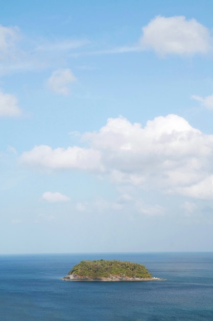 Piccola isola nel mare blu